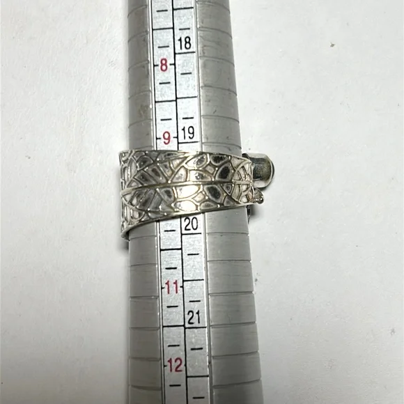 Elegant Silver and Onyx Leaf Ring - Picture 10 of 10